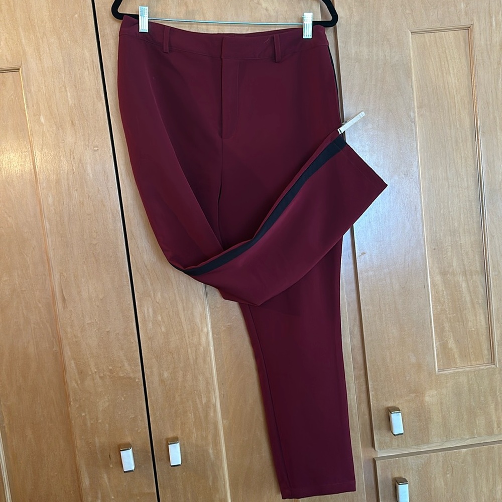 🐞 JustFab cropped burgandy with black tuxedo stripe large pant